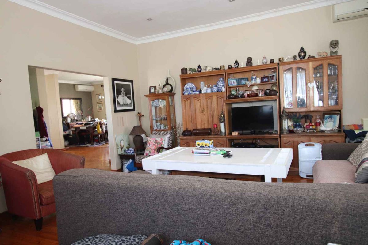 Spacious Family Home in Durban North - Photo 5