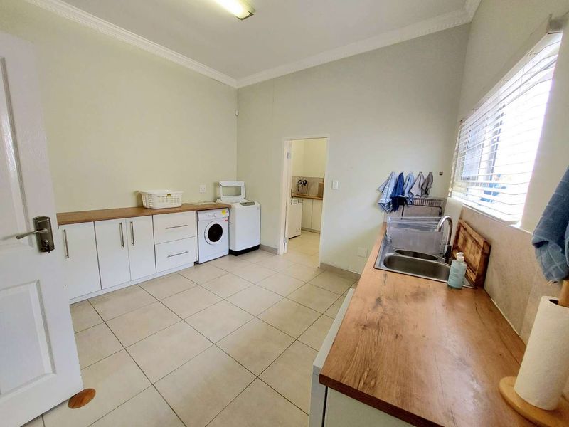 Luxurious Sunbay Self-Catering House - Photo 10