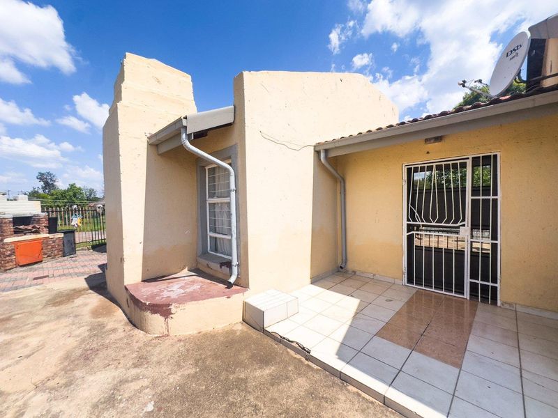 EXCLUSIVE MANDATE – 3 BEDROOM FREE-STANDING HOME WITH ADDITIONAL ROOM & BATHROOM - Photo 4