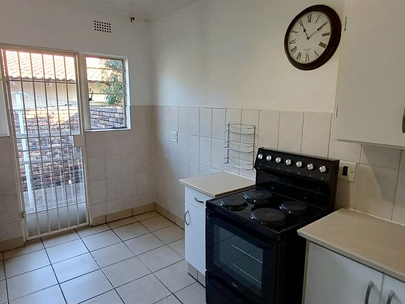 Freshly Renovated Townhouse with a Private Garden in a Peaceful Complex - Photo 7