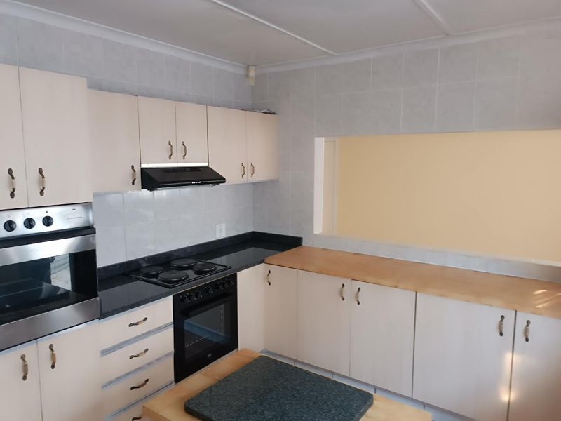 🏡 Spacious 4-Bedroom Family Home with Separate Flatlet to Rent in Lincoln Meade - Photo 8