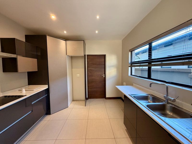 Elegant Four Bedroom Family Home to Rent in Waterfall Country Village Estate - Photo 7