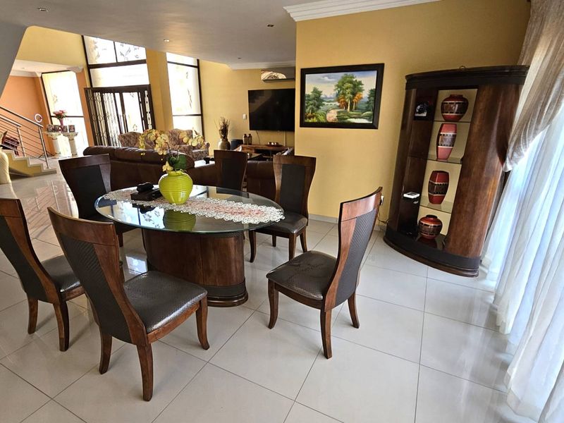 5 Bedroom 5 Bathroom Executive Home in Bougainvilla Estate Hartbeespoort - Photo 3