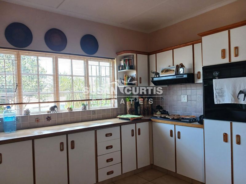 Large Family Home - Photo 3