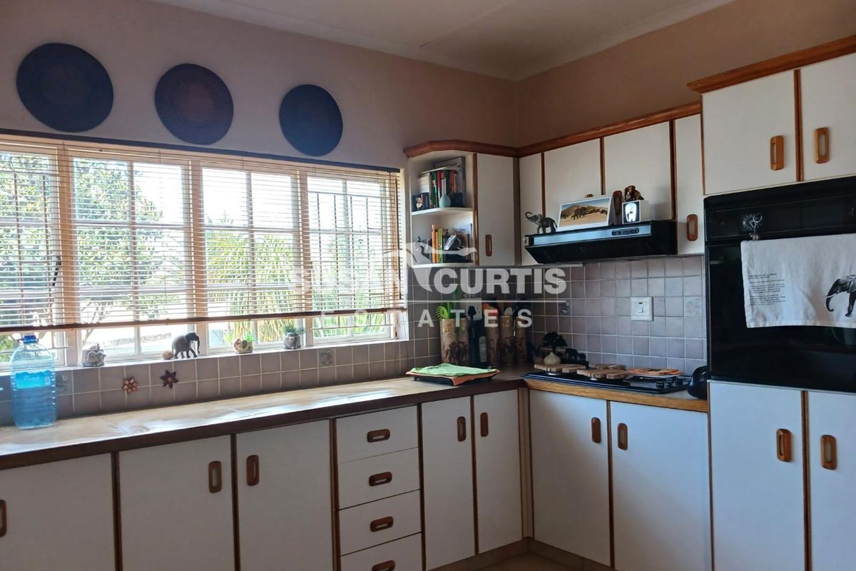 Large Family Home - Photo 3