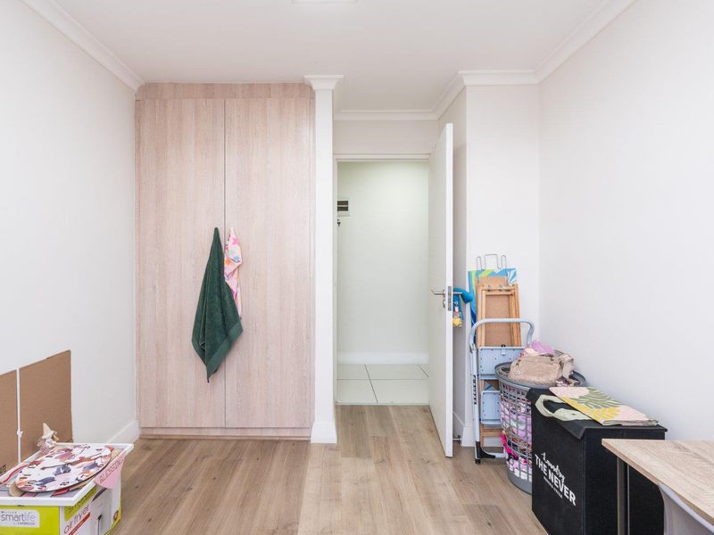 Easy living in the CBD, ideal for a young professional couple or 2 varsity students. - Photo 9