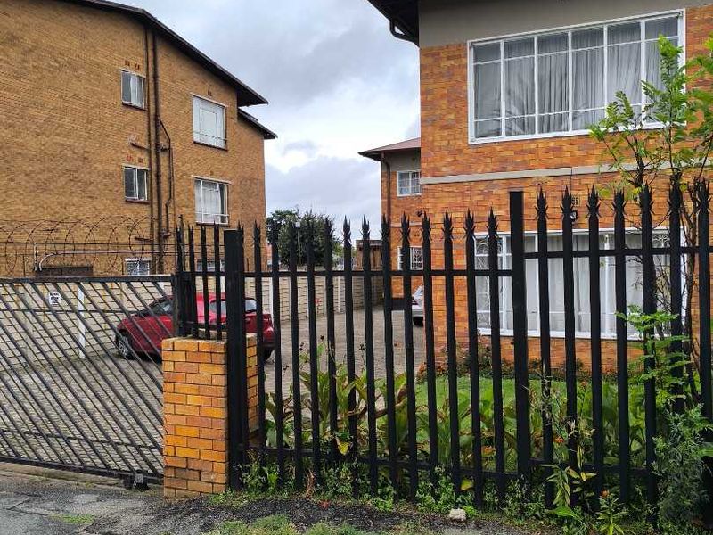 CALLING ALL INVESTORS - STUNNING SPACIOUS APARTMENT !! - Photo 2