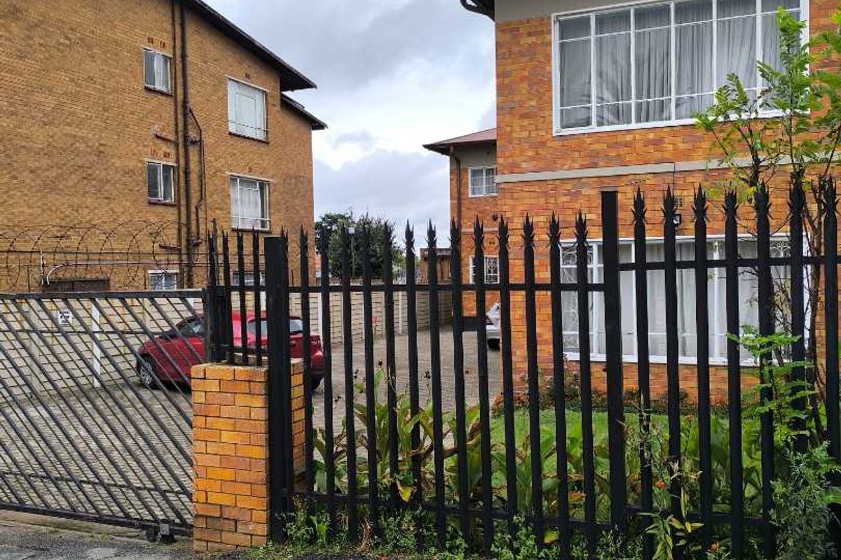 CALLING ALL INVESTORS - STUNNING SPACIOUS APARTMENT !! - Photo 2