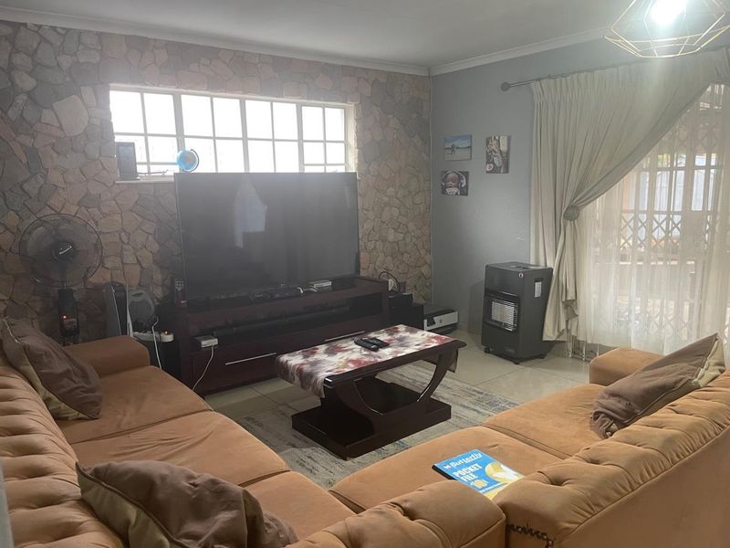 3 Bedroom 2 Barthroom for sale in Bloubsrand - Photo 5