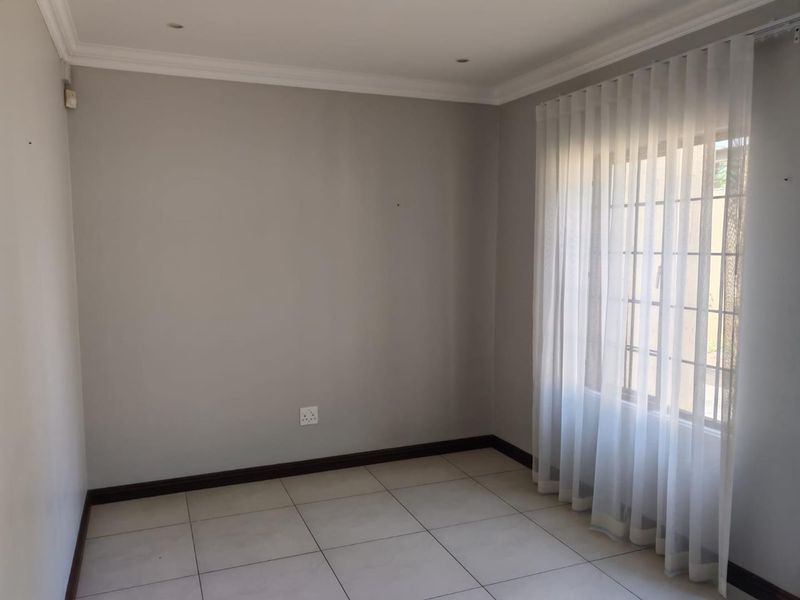 Stunning 5 Bedroom Residence in Exclusive Complex - Photo 9