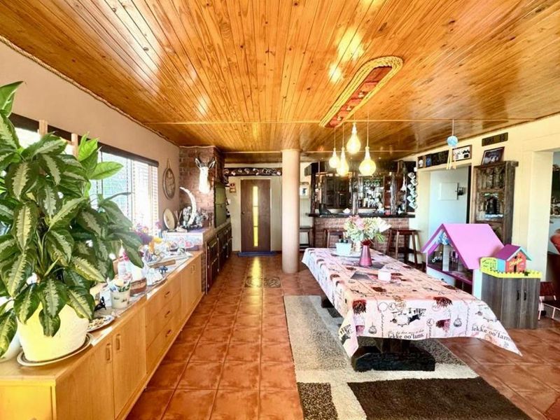 4 Bedroom House For Sale in Olympia - Photo 2