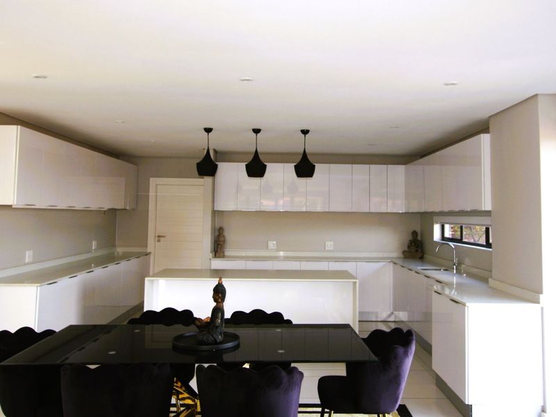 6 Bedroom Townhouse Izinga - Photo 6