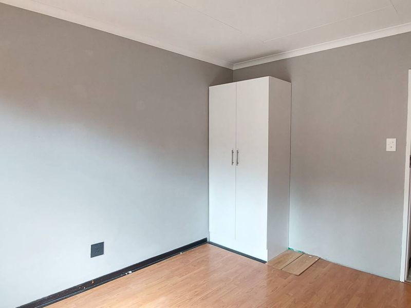 Exquisite Duplex: Modern Comfort Meets Style - Photo 8