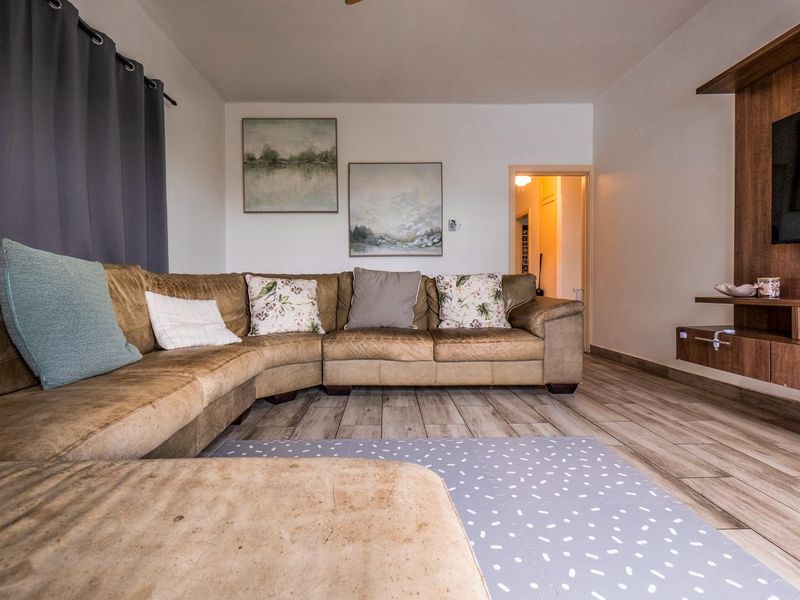 Spacious with distant sea views - Photo 2