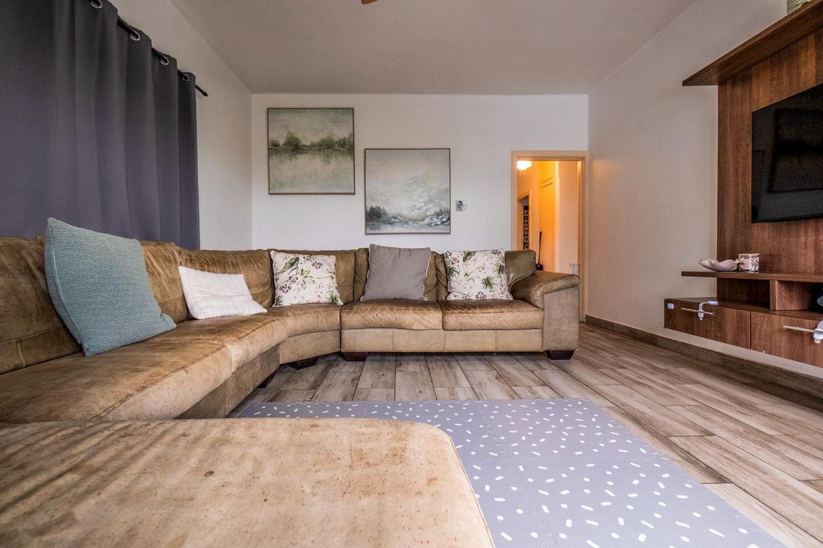 Spacious with distant sea views - Photo 2