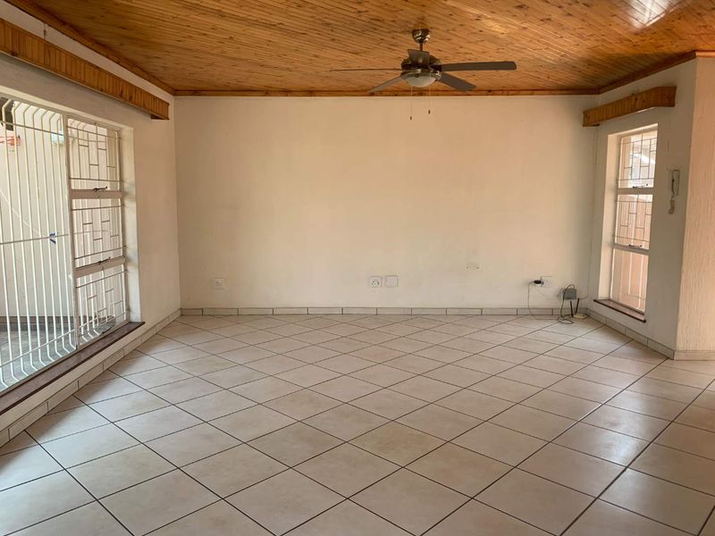 Townhouse for sale in prime Farrarmere location - Photo 2