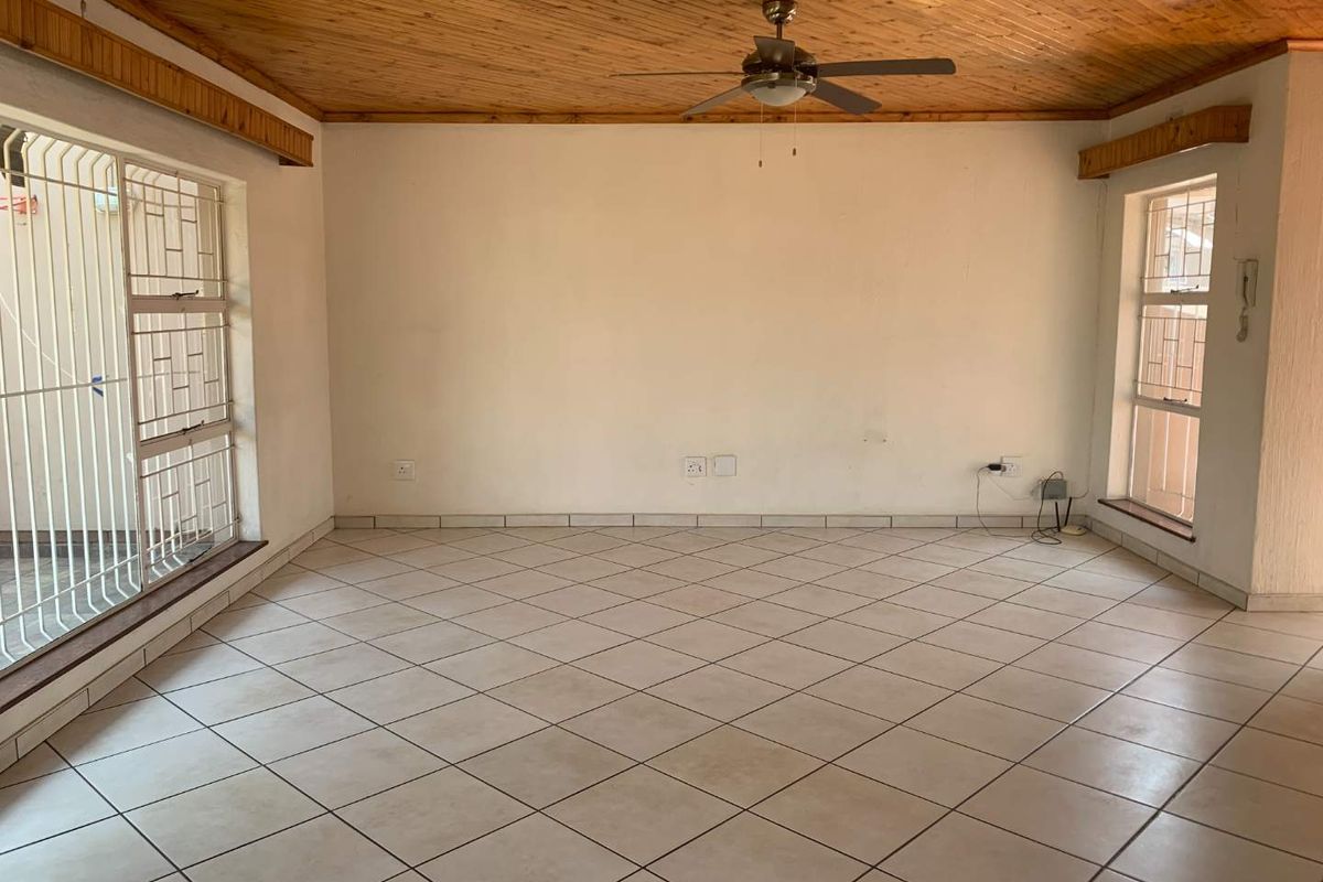 Townhouse for sale in prime Farrarmere location - Photo 2