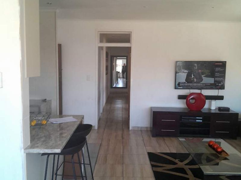 Spacious 4 Bedroom family home - Photo 2