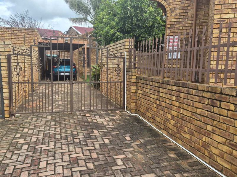 Ferreira Close: Where comfort meets charm, and your future begins - Photo 2