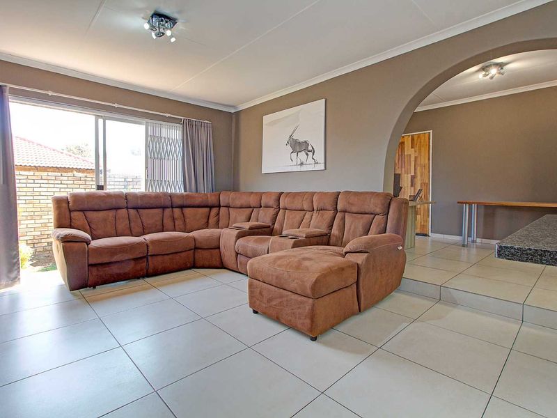 Spacious Living: 2 Areas, Covered Patio, Pet-Friendly Garden! - Photo 4