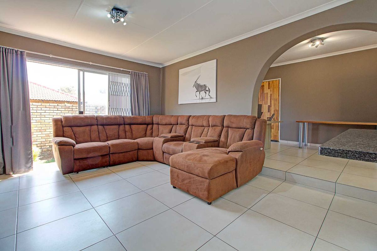 Spacious Living: 2 Areas, Covered Patio, Pet-Friendly Garden! - Photo 4