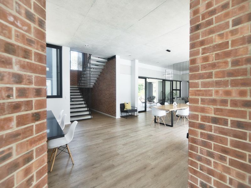 CONTEMPORARY RESIDENTIAL HOME - Photo 4