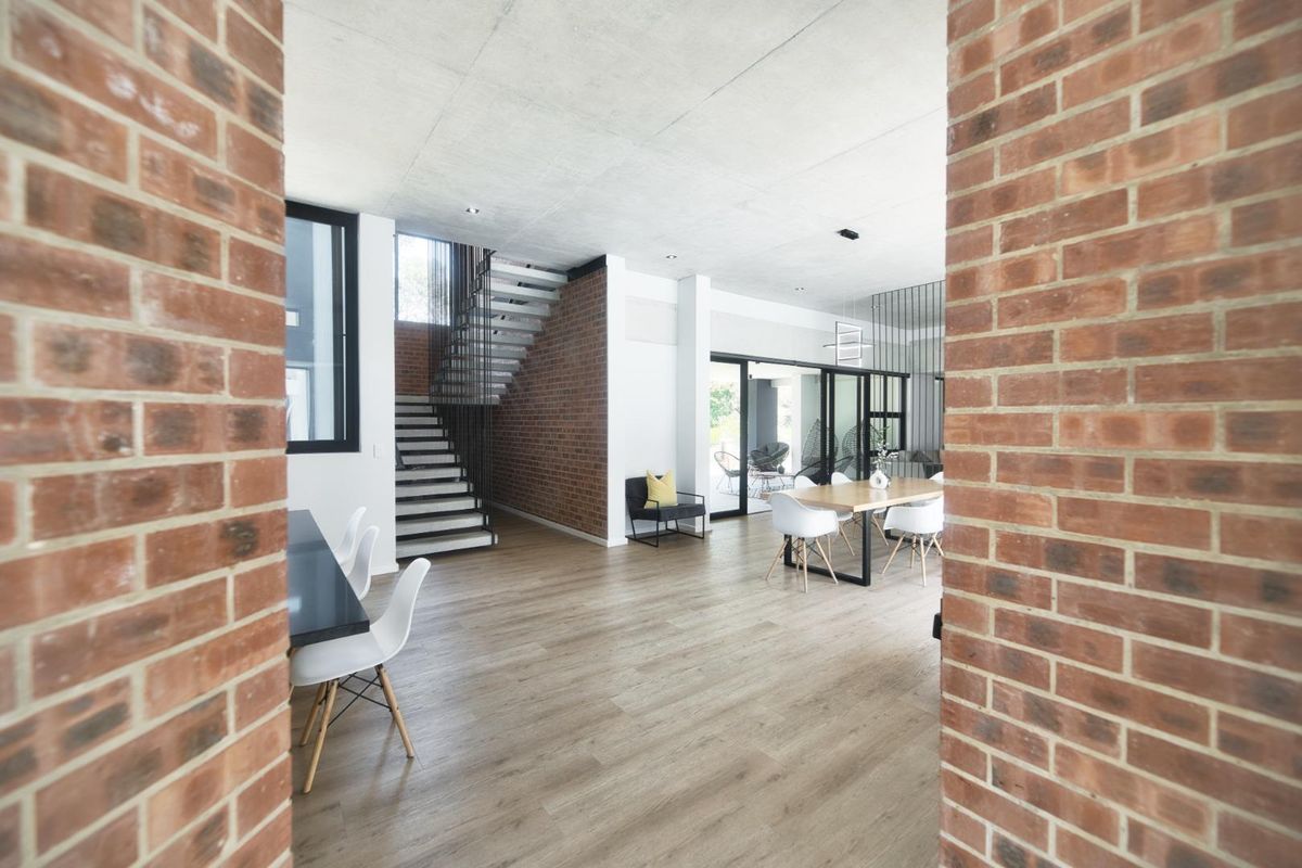 CONTEMPORARY RESIDENTIAL HOME - Photo 4