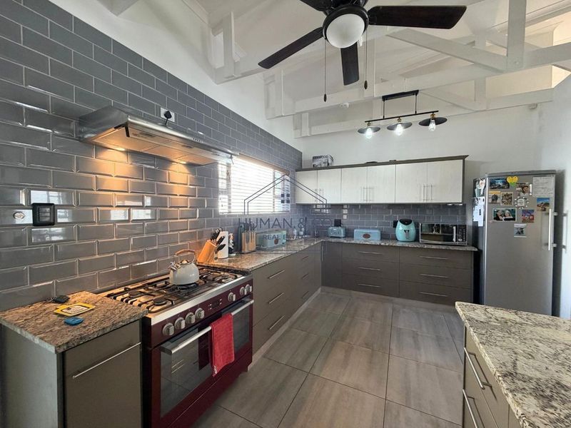 Spacious 4-Bedroom Home with lots of indoor entertainment area features - Photo 8