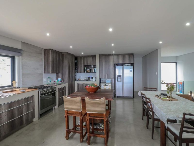 4 Bedroom Luxurious Family Home with Panoramic Ocean View - Photo 5