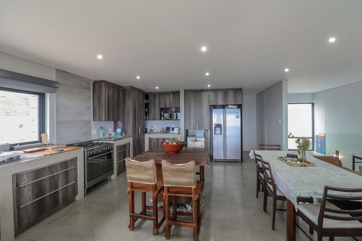 4 Bedroom Luxurious Family Home with Panoramic Ocean View - Photo 5
