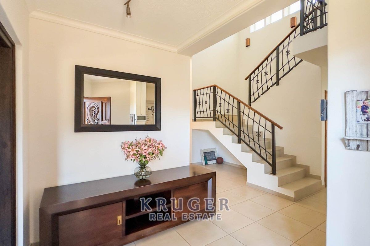 Exceptional Lagoon-Side Family Residence - Photo 2