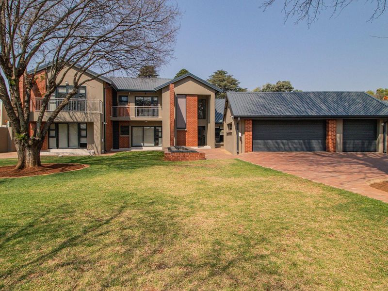 Sophisticated Family Oasis in Prestigious Lakefield! - Photo 3