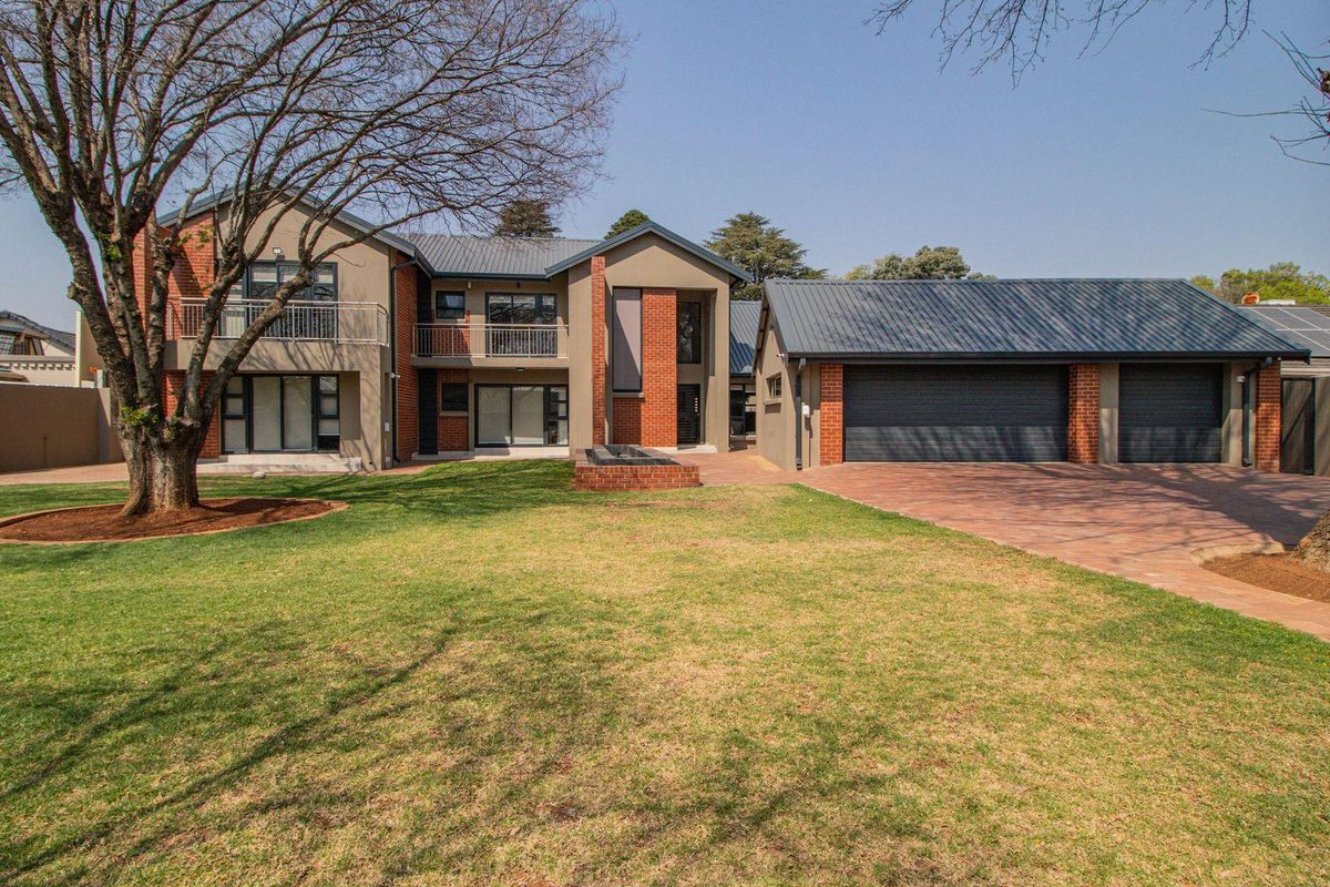 Sophisticated Family Oasis in Prestigious Lakefield! - Photo 3