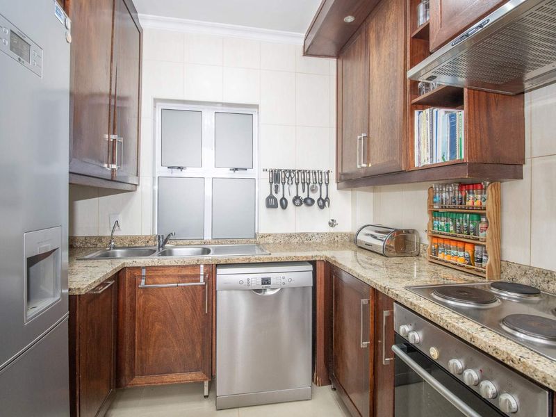 Immaculate West-Facing Townhouse in The Stableyard, Royal Ascot Estate! - Photo 10