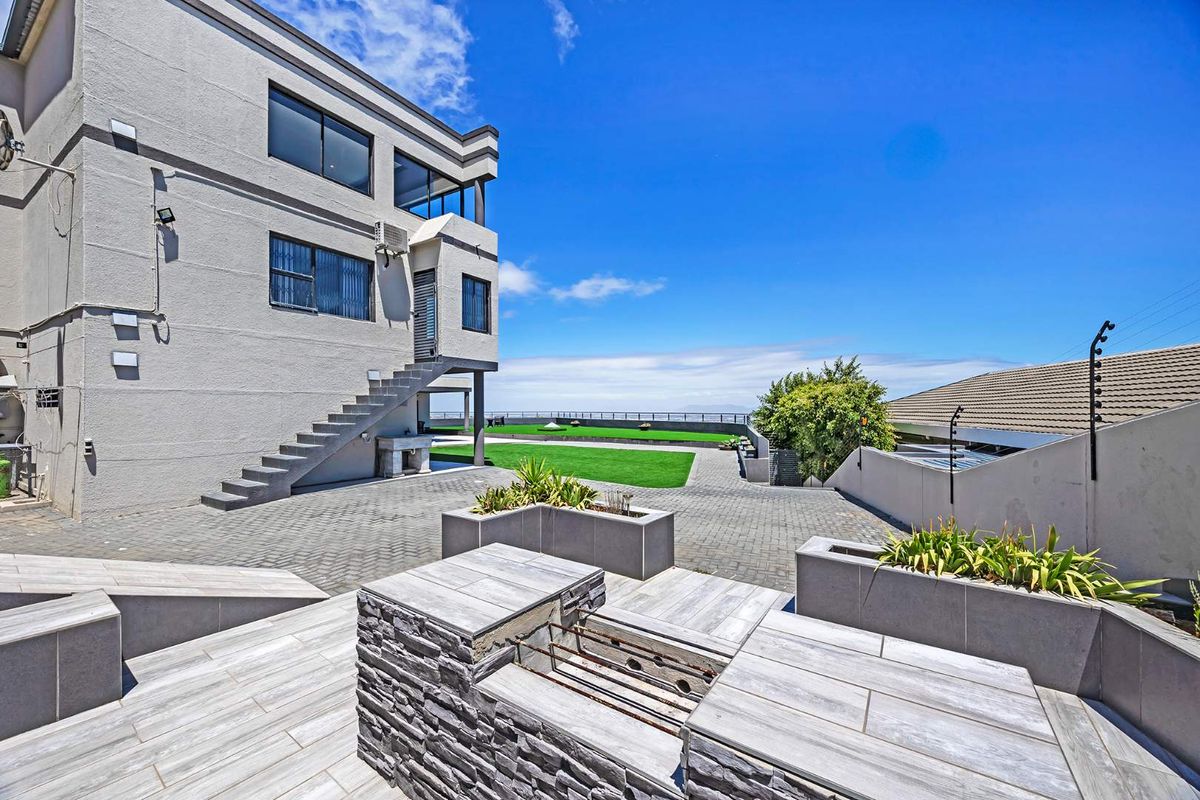 Architectural Excellence with Sweeping Cape Town Sunset Views - Photo 4