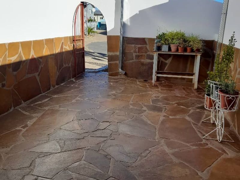 Beautiful House For Sale in Khomasdal - Photo 7