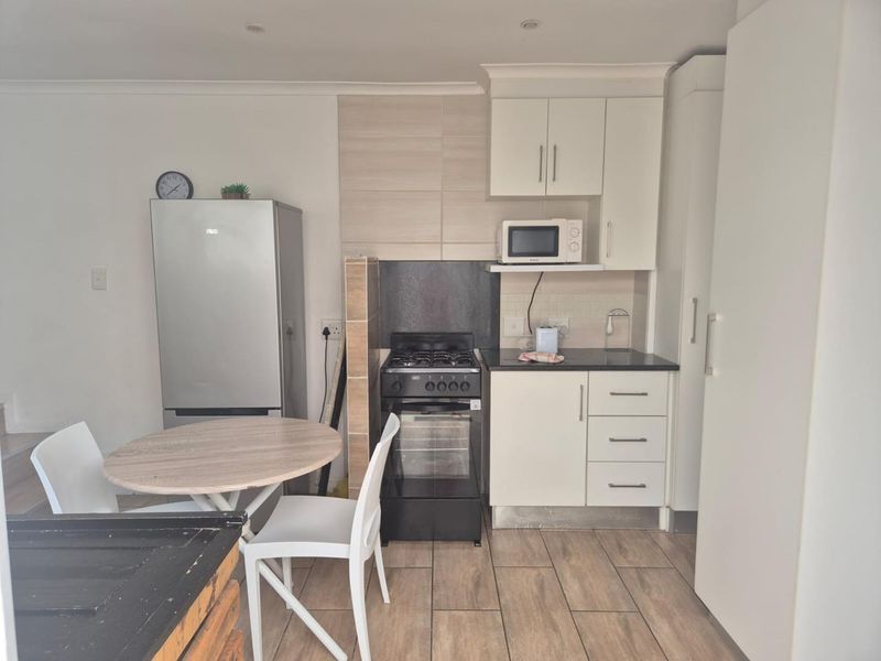 1 BEDROOM FURNISHED DUPLEX COTTAGE TO RENT IN PARKTOWN NORTH - Photo 4