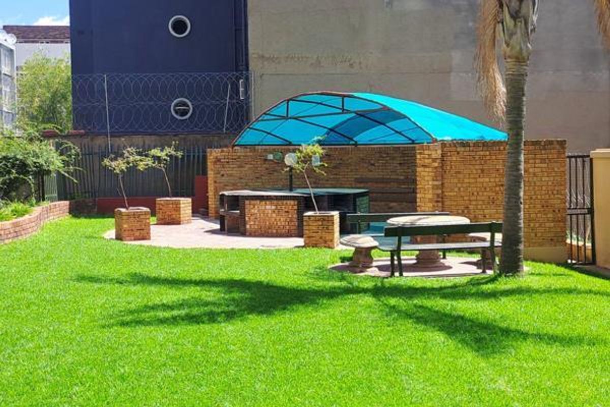 Spacious Apartment in Secure Majestic Towers, Parktown - Photo 2