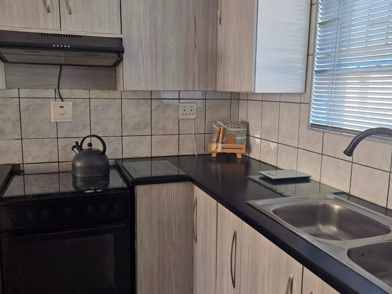 3 Bedroom Simplex for Sale in Verwoerdpark! - Photo 3