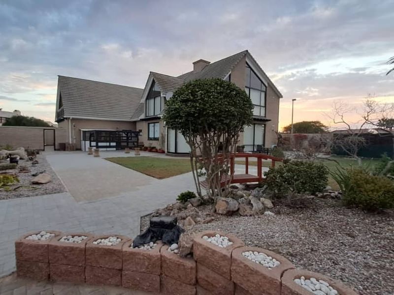 Sophisticated & High-end home designed by a celebrated architect (built by a celebrated developer) - Photo 4