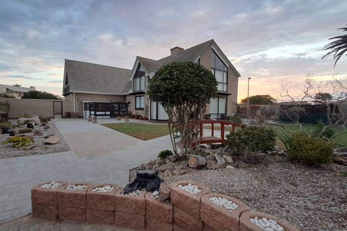 Sophisticated & High-end home designed by a celebrated architect (built by a celebrated developer) - Photo 4