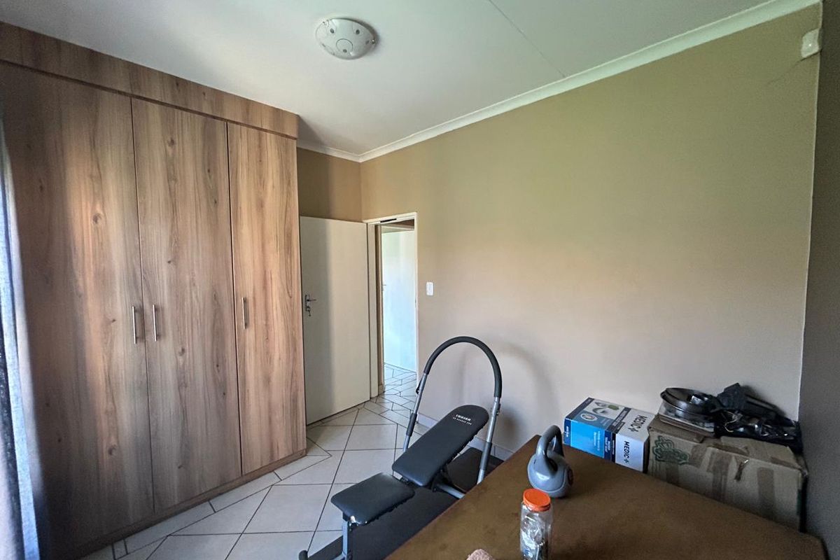 Charming 3-Bedroom Home with Luxurious Amenities - Photo 3