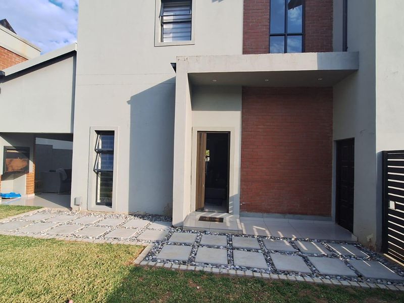 Beautiful, 3-bedroom double-storey home in Ferndale. - Photo 1