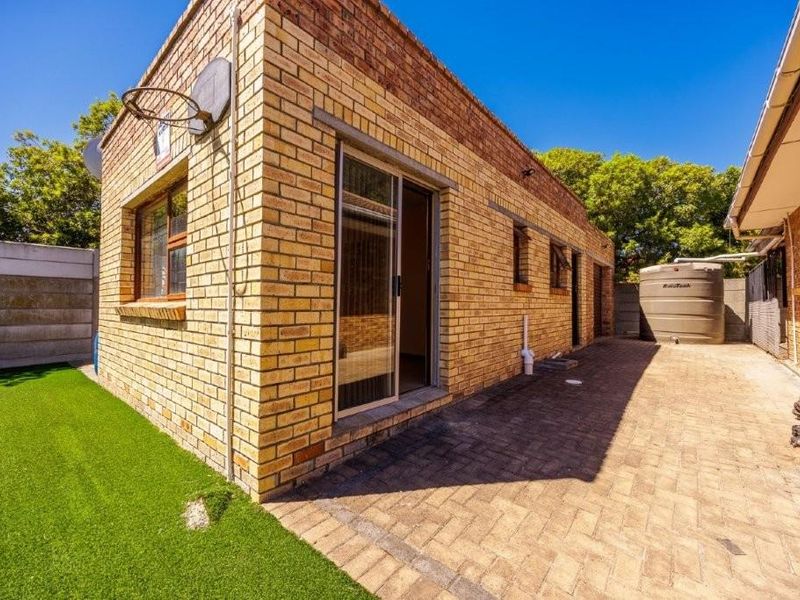 Entertainer’s Dream Family Home with Flatlet & Exceptional Features - Photo 6