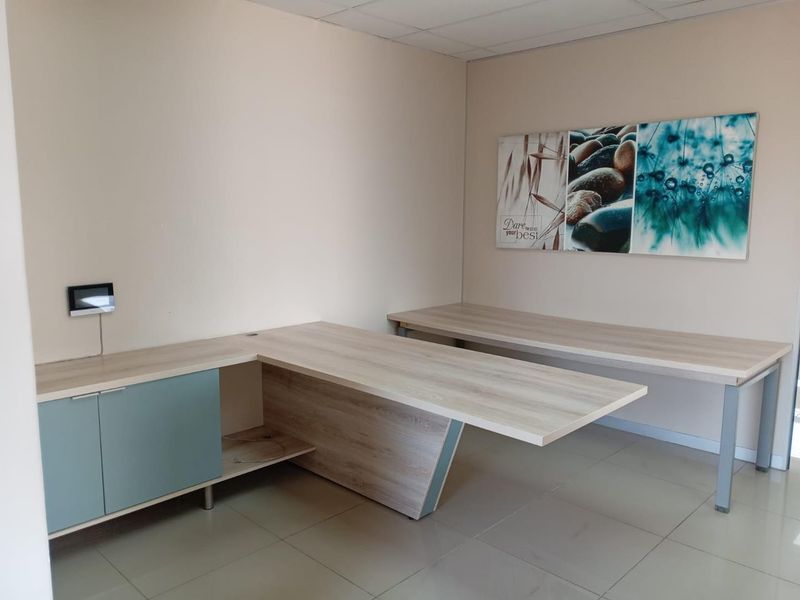 90SQM PRESTIGE OFFICE TO LET-High foot Traffic Corner - Photo 8