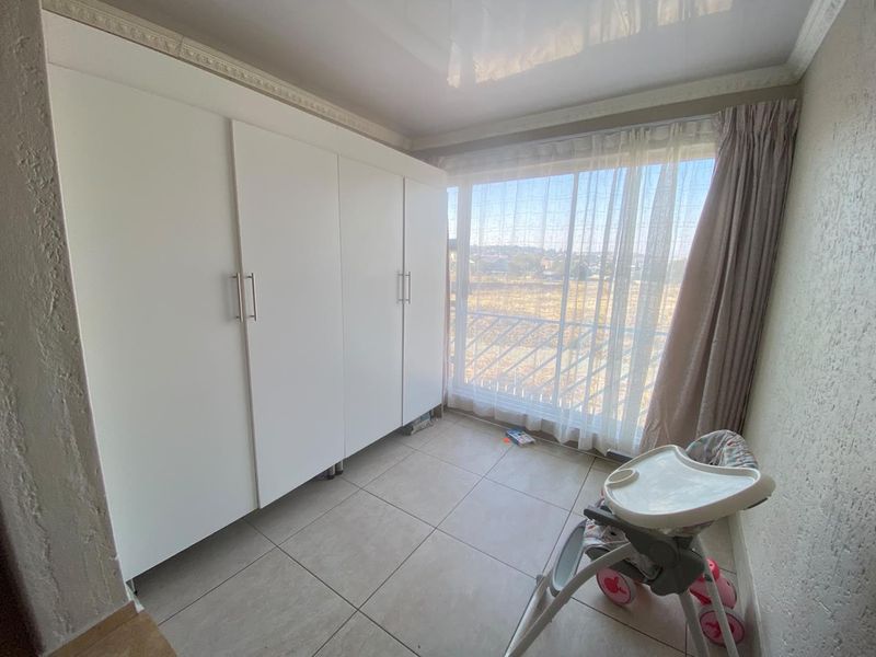 Neat 2-Bedroom Townhouse with Enclosed Balcony in Secure Complex - Photo 7