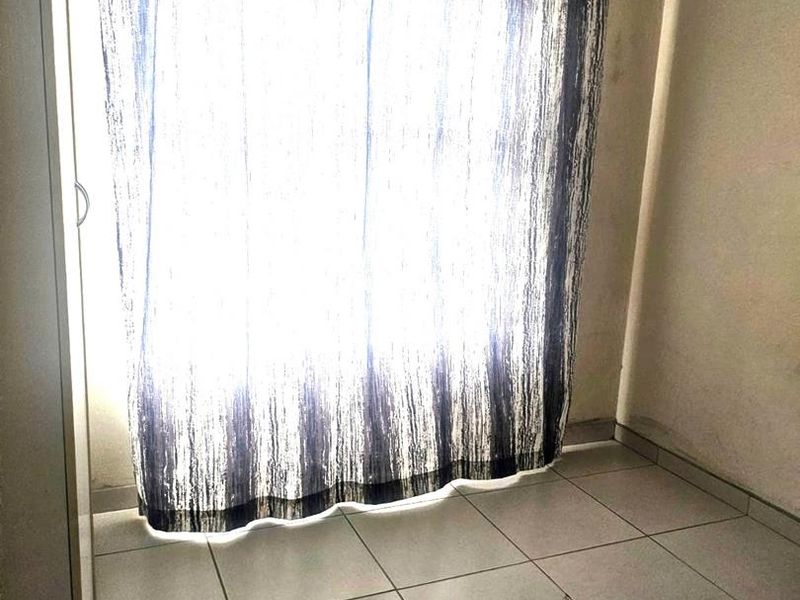 Cozy two-bedroom second floor apartment for sale in Kleinfontein Lake, Benoni - Photo 5