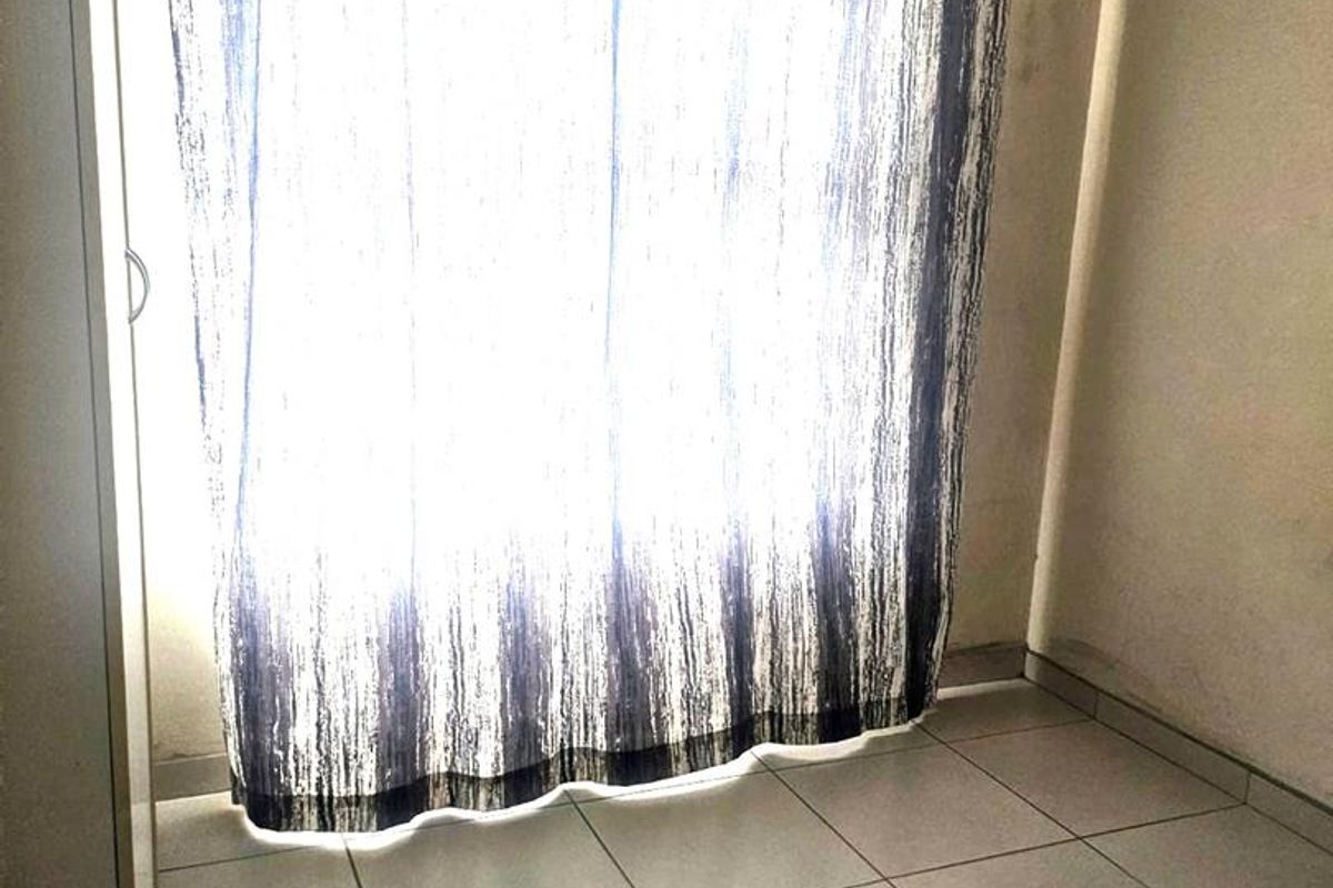 Cozy two-bedroom second floor apartment for sale in Kleinfontein Lake, Benoni - Photo 5