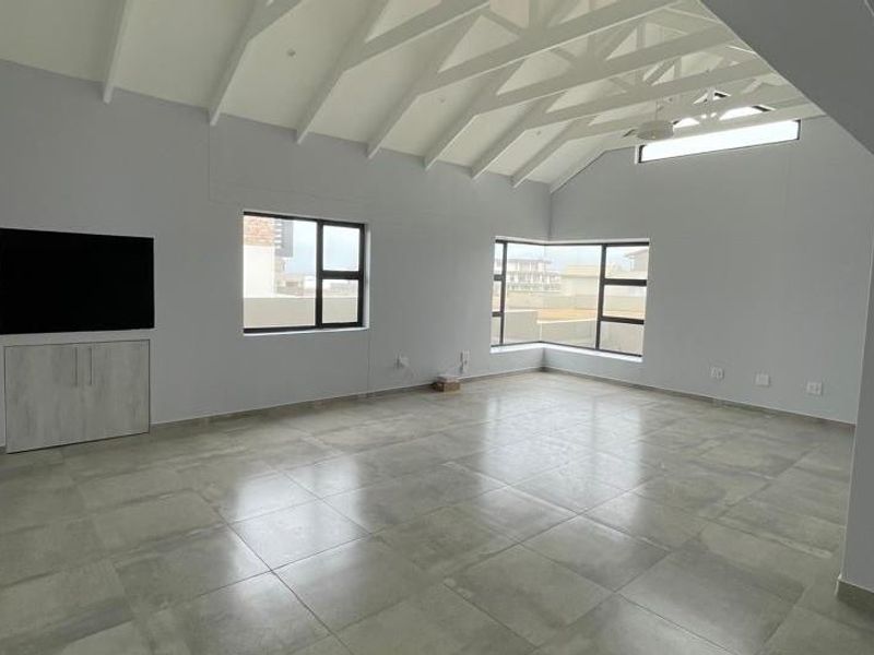 400 metres from the Ocean - 3 Bedrooms, 2 Garages, 2 Bathrooms - Photo 4