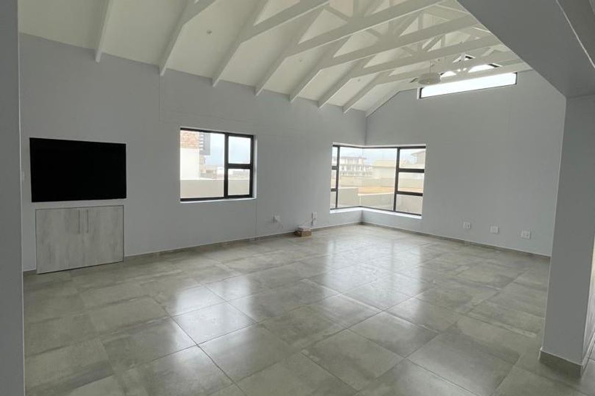 400 metres from the Ocean - 3 Bedrooms, 2 Garages, 2 Bathrooms - Photo 4